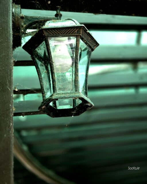 <꺼진 등>
http://sooya.kr
.
#cyber사이비사진전
#수야의관점놀이 #viewpoint_play
#거짓말이야기
#자그마한이야기
#스마트폰사진 #smartphone_photos